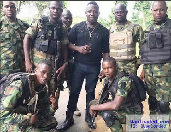 Photo: Duncan Mighty Pose With Niger Delta Avengers After A Successful Meeting